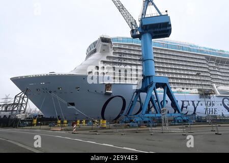 Das neue Kreuzfahrtschiff Odyssey of the Seas liegt am 1. Januar 2021 vor der Meyer Werft in Papenburg Stockfoto