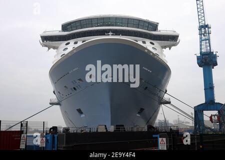 Das neue Kreuzfahrtschiff Odyssey of the Seas liegt am 1. Januar 2021 vor der Meyer Werft in Papenburg Stockfoto