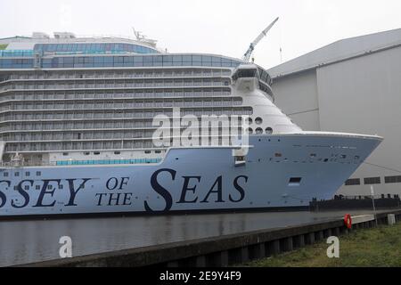 Das neue Kreuzfahrtschiff Odyssey of the Seas liegt am 1. Januar 2021 vor der Meyer Werft in Papenburg Stockfoto