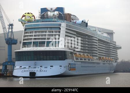 Das neue Kreuzfahrtschiff Odyssey of the Seas liegt am 1. Januar 2021 vor der Meyer Werft in Papenburg Stockfoto