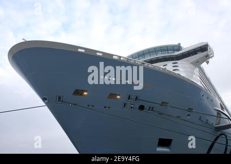 Das neue Kreuzfahrtschiff Odyssey of the Seas liegt am 1. Januar 2021 vor der Meyer Werft in Papenburg Stockfoto