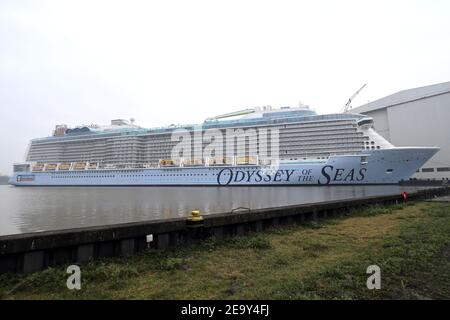 Das neue Kreuzfahrtschiff Odyssey of the Seas liegt am 1. Januar 2021 vor der Meyer Werft in Papenburg Stockfoto