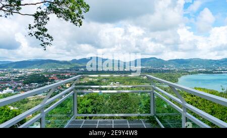 Terrasse mit Blick auf die Landschaft mit einer wunderschönen Landschaft Blick auf das tropische Meer und den blauen Himmel weißen Wolken in Phuket Thailand. Stockfoto