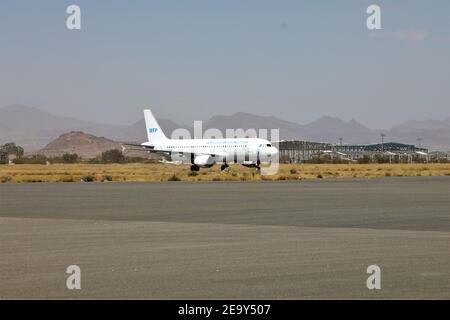 Jemen, Sana'a – 6. Februar 2021: Ein WFP-Flugzeug landet auf dem Sana'a International Airport mit Hilfsmitteln für den Jemen. Stockfoto