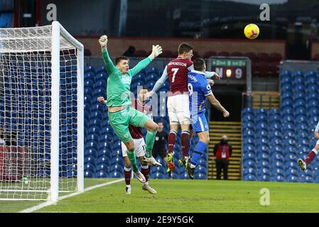 Burnley, Großbritannien. Februar 2021, 06th. Johann Gudmundsson von Burnley (7) führt den Ball klar. Premier League Spiel, Burnley gegen Brighton & Hove Albion im Turf Moor in Burnley, Lancs am Samstag, 6th. Februar 2021. Dieses Bild darf nur für redaktionelle Zwecke verwendet werden. Nur redaktionelle Verwendung, Lizenz für kommerzielle Nutzung erforderlich. Keine Verwendung in Wetten, Spiele oder ein einzelner Club / Liga / Spieler Publikationen. PIC von Chris Stading / Andrew Orchard Sport Fotografie / Alamy Live News Kredit: Andrew Orchard Sport Fotografie / Alamy Live News Stockfoto