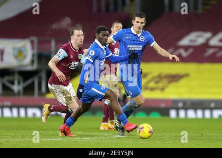 Burnley, Großbritannien. Februar 2021, 06th. Yves Bissouma von Brighton & Hove Albion schützt den Ball vor Ashley Barnes von Burnley. Premier League Spiel, Burnley gegen Brighton & Hove Albion im Turf Moor in Burnley, Lancs am Samstag, 6th. Februar 2021. Dieses Bild darf nur für redaktionelle Zwecke verwendet werden. Nur redaktionelle Verwendung, Lizenz für kommerzielle Nutzung erforderlich. Keine Verwendung in Wetten, Spiele oder ein einzelner Club / Liga / Spieler Publikationen. PIC von Chris Stading / Andrew Orchard Sport Fotografie / Alamy Live News Kredit: Andrew Orchard Sport Fotografie / Alamy Live News Stockfoto