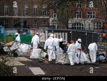 London, Großbritannien. Februar 2021, 6th. Das Anti HS2 Extinction Rebellion Camp wird weiterhin von Gerichtsvollzieher (vom National Enforcement Team, NET, einer Tochtergesellschaft der High Court Enforcement Group) auf der Euston Station geräumt (um einen temporären Parkplatz zu schaffen). Alle oben genannten Demonstranten wurden geräumt und beginnen nun, um die Tunnel herum zu graben. In den unterirdischen Tunneln sind noch bis zu 7 Menschen. Kredit: Mark Thomas/Alamy Live Nachrichten Stockfoto