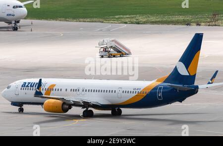 Juli 2019 In Moskau, Russland. Flugzeug Boeing 737-900er Azur Air Airline am Flughafen Vnukovo in Moskau. Stockfoto