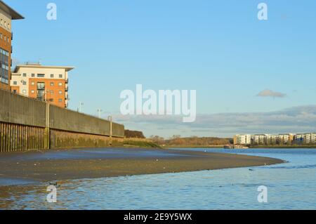 Blick auf das Wattenmeer entlang der Themse im Osten Londons Stockfoto