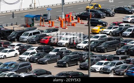 Juli 2019 Moskau, Russland. Autos auf einem Parkplatz in der Nähe des internationalen Flughafens Vnukovo in Moskau. Stockfoto