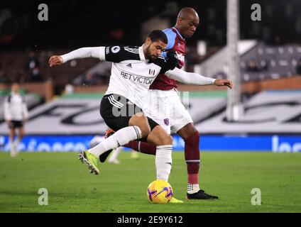 Fulhams Ruben Loftus-Cheek (links) und Angelo Ogbonna von West Ham United kämpfen während des Premier League-Spiels im Craven Cottage, London, um den Ball. Bilddatum: Samstag, 6. Februar 2021. Stockfoto