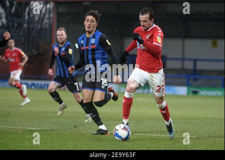 ROCHDALE, ENGLAND. FEB 6th: Liam Millar von Charlton Athletic FC macht einen Lauf unter Druck von Hayden Roberts von Rochdale AFC während des Sky Bet League 1-Spiels zwischen Rochdale und Charlton Athletic im Spotland Stadium, Rochdale am Samstag, den 6th. Februar 2021. (Kredit: Ian Charles, MI News) Kredit: MI Nachrichten & Sport /Alamy Live Nachrichten Stockfoto