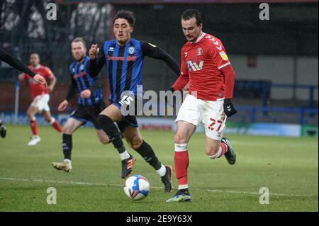 ROCHDALE, ENGLAND. FEB 6th: Liam Millar von Charlton Athletic FC macht einen Lauf unter Druck von Hayden Roberts von Rochdale AFC während des Sky Bet League 1-Spiels zwischen Rochdale und Charlton Athletic im Spotland Stadium, Rochdale am Samstag, den 6th. Februar 2021. (Kredit: Ian Charles, MI News) Kredit: MI Nachrichten & Sport /Alamy Live Nachrichten Stockfoto