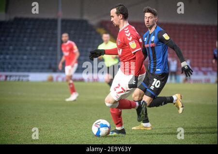 ROCHDALE, ENGLAND. FEB 6th: Liam Millar von Charlton Athletic FC läuft unter Druck von Alex Newby vom Rochdale AFC während des Sky Bet League 1-Spiels zwischen Rochdale und Charlton Athletic am 6th. Februar 2021 im Spotland Stadium, Rochdale. (Kredit: Ian Charles, MI News) Kredit: MI Nachrichten & Sport /Alamy Live Nachrichten Stockfoto