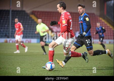 ROCHDALE, ENGLAND. FEB 6th: Liam Millar von Charlton Athletic FC läuft unter Druck von Alex Newby vom Rochdale AFC während des Sky Bet League 1-Spiels zwischen Rochdale und Charlton Athletic am 6th. Februar 2021 im Spotland Stadium, Rochdale. (Kredit: Ian Charles, MI News) Kredit: MI Nachrichten & Sport /Alamy Live Nachrichten Stockfoto