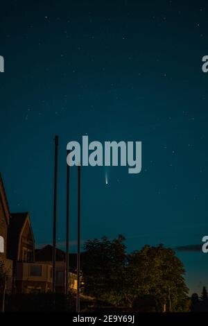 C/2020 F3 (NEOWISE) - Komet Neowise erscheint auf dem Nachthimmel und bringt es auf. Stockfoto