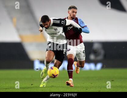 Fulhams Ruben Loftus-Cheek (links) und West Ham United sagten, dass Benrahma während des Premier League-Spiels in Craven Cottage, London, um den Ball kämpft. Bilddatum: Samstag, 6. Februar 2021. Stockfoto