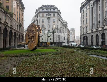 Die Sonnenscheibe inspiriert vom Azteken-Kalender von Arnaldo Pomodoro im quadratischen Blumenbett Meda. Mailand, Lombardei, Italien. Stockfoto