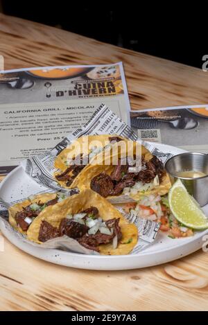 Zwei Roastbeef Tacos mit Koriander und Zwiebel in Maistortillas. Stockfoto