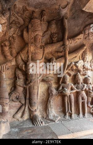 Badami, Karnataka, Indien - 7. November 2013: Höhlentempel über dem Agasthya See. Skulptur von Vishnu als Trivikrama ersten Schritt. Er hält Schwert und Stockfoto