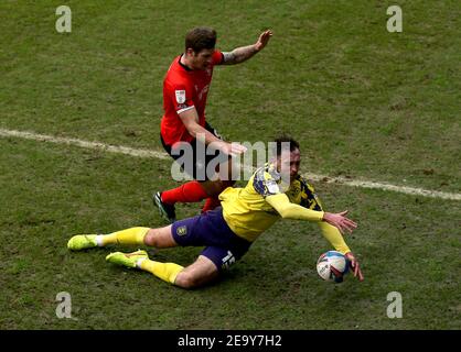 James Collins von Luton Town (links) und Richard Keogh von Huddersfield Town kämpfen während des Sky Bet Championship-Spiels in der Kenilworth Road, Luton, um den Ball. Bilddatum: Samstag, 6. Februar 2021. Stockfoto