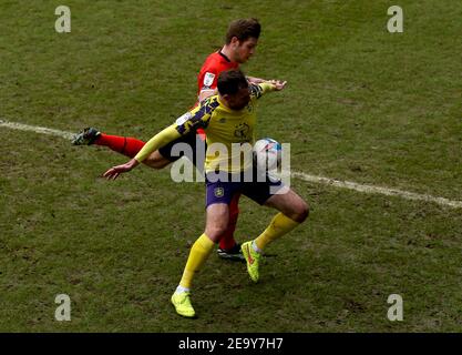 James Collins von Luton Town (links) und Richard Keogh von Huddersfield Town kämpfen während des Sky Bet Championship-Spiels in der Kenilworth Road, Luton, um den Ball. Bilddatum: Samstag, 6. Februar 2021. Stockfoto