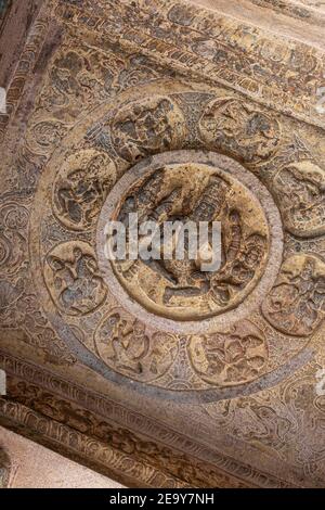 Badami, Karnataka, Indien - 7. November 2013: Höhlentempel über dem Agasthya See. Nahaufnahme der Vishnu-Skulptur an der Decke der Höhle 3. Stockfoto