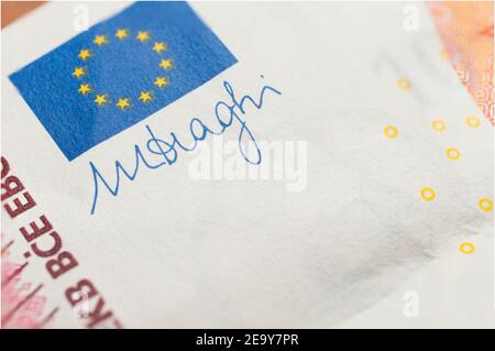 Carrara, Italien - 06. Februar 2020 - Unterschrift des neuen italienischen Ministerpräsidenten Mario Draghi auf einer zehn-Euro-Banknote Stockfoto