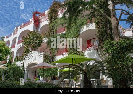 Insel Capri, Tyrrhenisches Meer, Italien - Mai 18 2016: Außenansicht des Hotels La Palma, mit wunderschönen mediterranen Pflanzen. Stockfoto