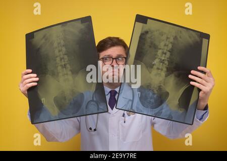 Männlich Arzt hält Röntgen-oder Roentgen-Bild wird mit Ergebnissen verwechselt. Studioaufnahme Stockfoto