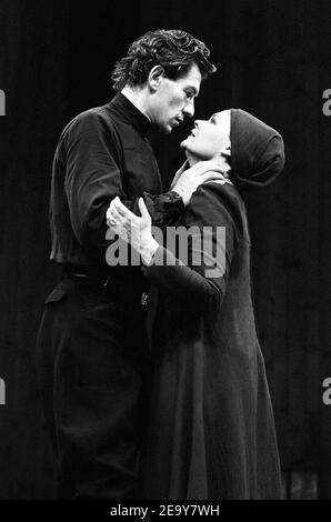 Ian McKellen (Macbeth), Judi Dench (Lady Macbeth) in MACBETH von Shakespeare bei der Royal Shakespeare Company (RSC), The Other Place, Stratford-upon-Avon, England 04/08/1976 Design: John Napier Beleuchtung: Leo Leibovici Regie: Trevor Nunn Stockfoto