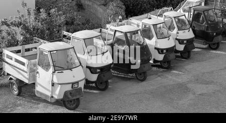 Capri Island, Tyrrhenisches Meer, Italien - Mai 18 2016: Piaggio Ape ist ein berühmtes italienisches dreirädriges Fahrzeug aus den fünfziger Jahren. Stockfoto