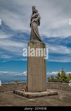 Bronzestatue der Madonna befindet sich innerhalb der archäologischen Stätte Der Villa Jovis vor der Kirche Santa Maria Del Soccorso, Insel Capri, Italien Stockfoto