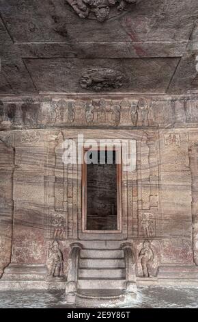 Badami, Karnataka, Indien - 7. November 2013: Höhlentempel über dem Agasthya See. Portrait von Treppen und Tür in das leere Heiligtum in der Höhle 3. Stockfoto