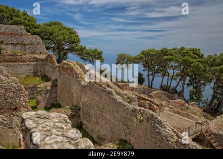 Alte römische Ruinen der Villa Jovis von Kaiser Tiberius gebaut befindet sich am Rande einer hohen Klippe auf der Insel Capri, Tyrrhenisches Meer, Italien Stockfoto