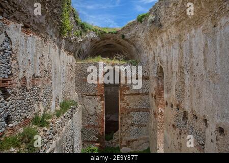 Alte römische Ruinen der Villa Jovis von Kaiser Tiberius gebaut befindet sich am Rande einer hohen Klippe auf der Insel Capri, Tyrrhenisches Meer, Italien Stockfoto