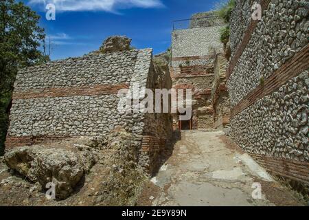 Alte römische Ruinen der Villa Jovis von Kaiser Tiberius gebaut befindet sich am Rande einer hohen Klippe auf der Insel Capri, Tyrrhenisches Meer, Italien Stockfoto