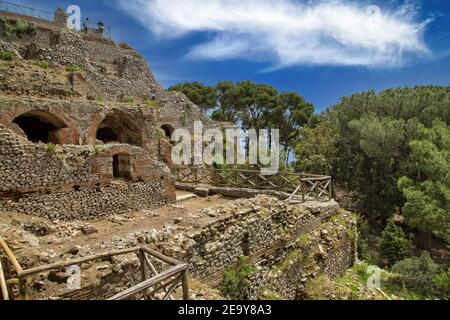 Alte römische Ruinen der Villa Jovis von Kaiser Tiberius gebaut befindet sich am Rande einer hohen Klippe auf der Insel Capri, Tyrrhenisches Meer, Italien Stockfoto