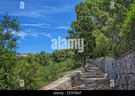 Die Ruinen der Villa Jovis, die von Kaiser Tiberius erbaut wurde, befinden sich am Rande einer hohen Klippe auf der Insel Capri, Tyrrhenisches Meer, Italien Stockfoto