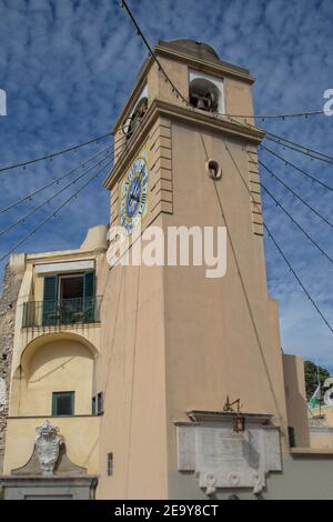 Uhrenturm der Kirche von San Santo Stefano in Capri Stadt in Italien. Turm mit alter Uhr und Glocken im Zentrum von Capri Stadt, Tyrrhenisches Meer, Italien Stockfoto