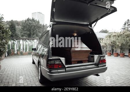 Foto einer Schatulle in einem Lieferwagen bei einer Beerdigung Stockfoto