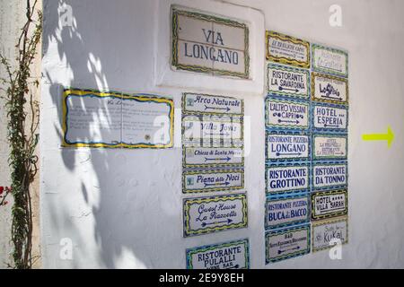 Insel Capri, Tyrrhenisches Meer, Italien - Mai 18 2016: Wegweiser der Stadt Capri, handbemalt auf Keramik.Keramikschilder zeigen die Richtung Stockfoto