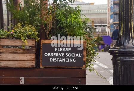 „Bitte beobachten Sie die soziale Distanzierung“ in Covent Garden während der Coronavirus-Pandemie. London, Großbritannien. Stockfoto