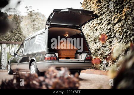 Foto einer Schatulle in einem Lieferwagen bei einer Beerdigung Stockfoto