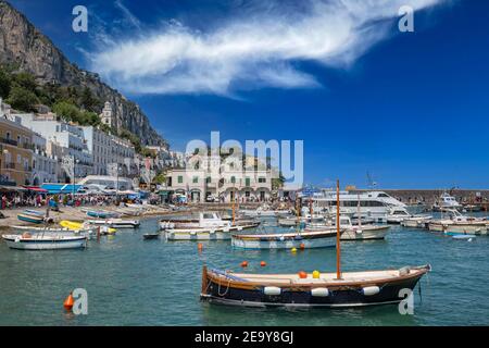 Capri Island, Italien - Mai 18 2016: Blick auf Marina Grande auf der Insel Capri, mit bunten Gebäuden und hohen Bergen im Hintergrund Stockfoto