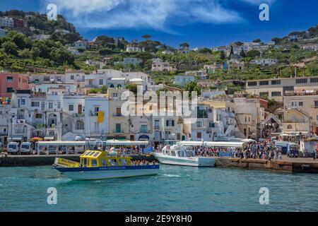 Capri Island, Tyrrhenisches Meer, Italien - Mai 18 2016: Touristen auf Sightseeing-Booten in Marina Grande Hafen auf Capri Island. Stockfoto