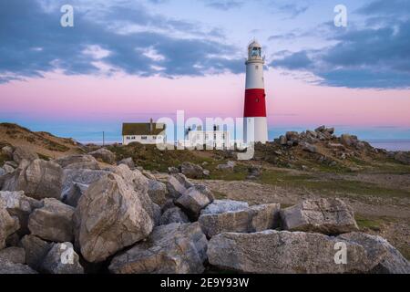 Portland Bill, Dorset, Großbritannien. 6th. Februar 2021. Wetter in Großbritannien. Der Himmel leuchtet orange über dem Leuchtturm bei Portland Bill in Dorset am Ende eines Tages voller Sonneneinflüsse während der Covid-19-Sperre. Bild: Graham Hunt/Alamy Live News Stockfoto