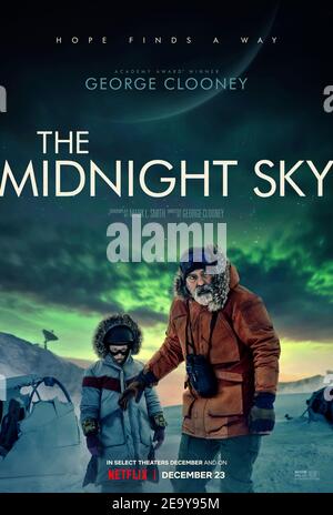 The Midnight Sky (2020) Regie: George Clooney mit George Clooney, Felicity Jones und David Oyelowo. Diese postapokalyptische Geschichte folgt Augustine, einem einsamen Wissenschaftler in der Arktis, als er Rennen, um Sully und ihre Astronauten davon abzuhalten, in eine geheimnisvolle globale Katastrophe nach Hause zurückzukehren. Stockfoto