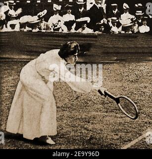 1908 - EIN Pressefoto der Zeit mit 'mrs Lambert Chambers; Champion Tennisspieler in Wimbledon. --- Dorothea Lambert Chambers (geb. Dorothea Katherine Douglass, 1878 – 1960) war eine britische Tennisspielerin, die 7 Wimbledon Women's Singles Titel und eine Goldmedaille bei den Olympischen Sommerspielen 1908 gewann. Sie war die Autorin von "Tennis for Ladies". Während des Ersten Weltkriegs während des Ersten Weltkriegs unternahm sie freiwillige Kriegsarbeiten, zunächst im Ealing Hospital und dann im Kleinen Theater Stockfoto