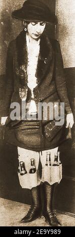 1919 - BOOTLEGGING - CAUGHTSMUGGLING - die Ursprünge der Phrase kommt von genialen Methoden wie diese Knickerbocker für den Schmuggel von Alkohol während der amerikanischen Prohibition Periode (1920-1933). Prohibition in den Vereinigten Staaten konzentrierte sich auf die Herstellung, den Transport und den Verkauf von alkoholischen Getränken. Bootlegging wurde zu einem wichtigen Geschäft für organisierte Kriminalität Gruppen von Al Capone in Chicago und Lucky Luciano in New York City geführt. Stockfoto